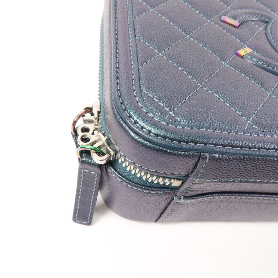 CHANEL 牛皮皮革CC Filigree Vanity Case Medium鏈帶肩背袋-12
