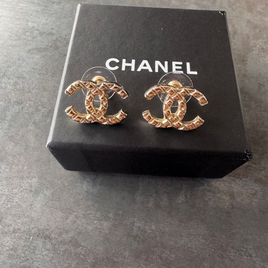 極品Chanel 香奈兒缺貨款經典菱格紋淡金釦針式耳環耳針-0
