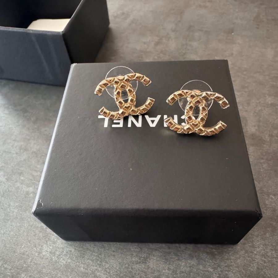 極品Chanel 香奈兒缺貨款經典菱格紋淡金釦針式耳環耳針-8