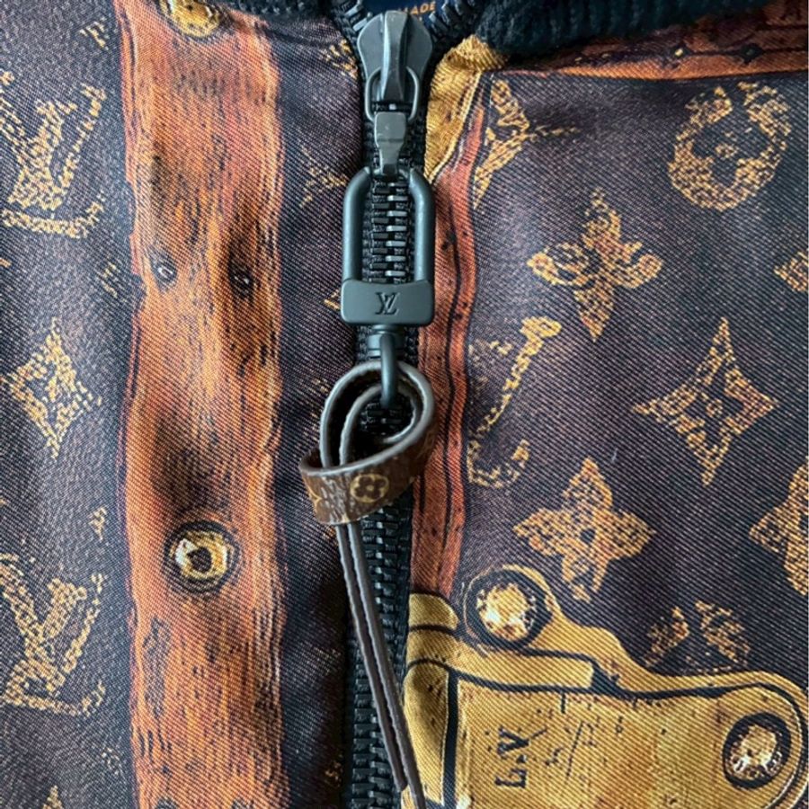 LV 絲質lv行李箱塗鴉拼黑飛行外套🧥xs-3