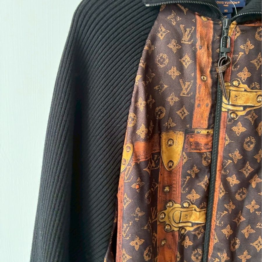 LV 絲質lv行李箱塗鴉拼黑飛行外套🧥xs-4