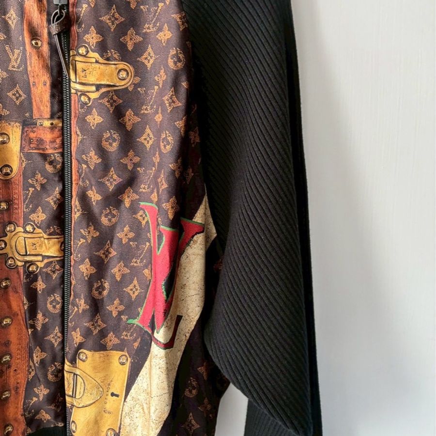 LV 絲質lv行李箱塗鴉拼黑飛行外套🧥xs-6