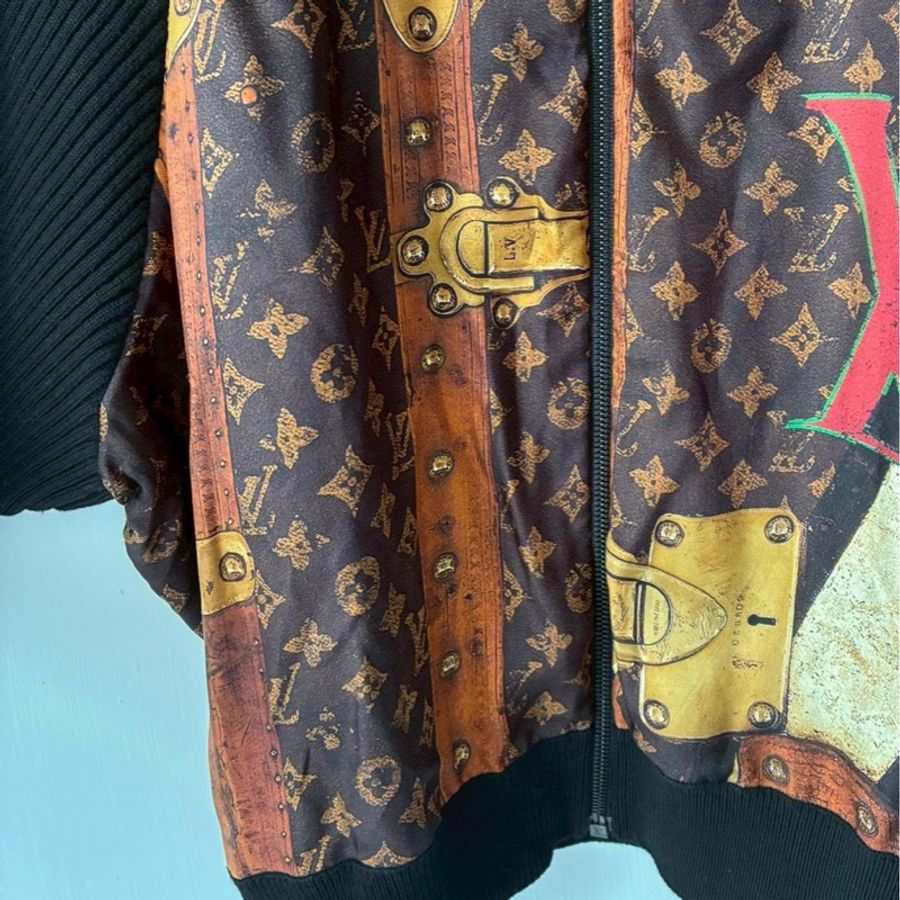 LV 絲質lv行李箱塗鴉拼黑飛行外套🧥xs-9