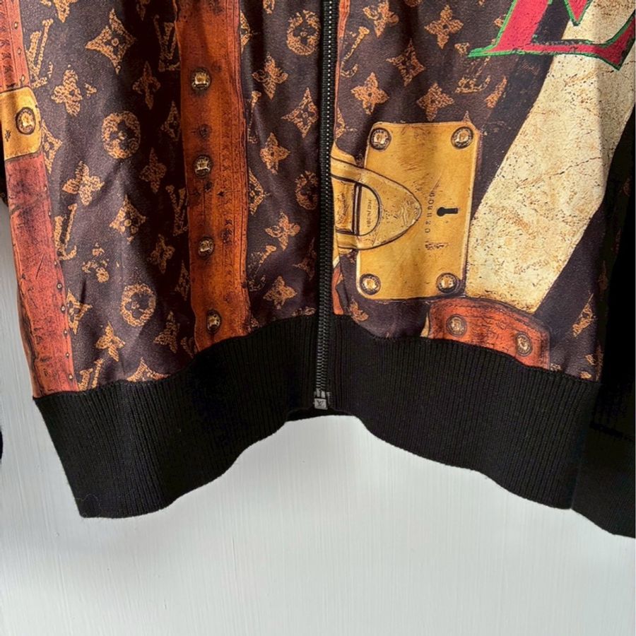 LV 絲質lv行李箱塗鴉拼黑飛行外套🧥xs-11