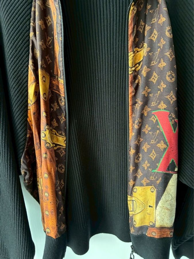 LV 絲質lv行李箱塗鴉拼黑飛行外套🧥xs-19