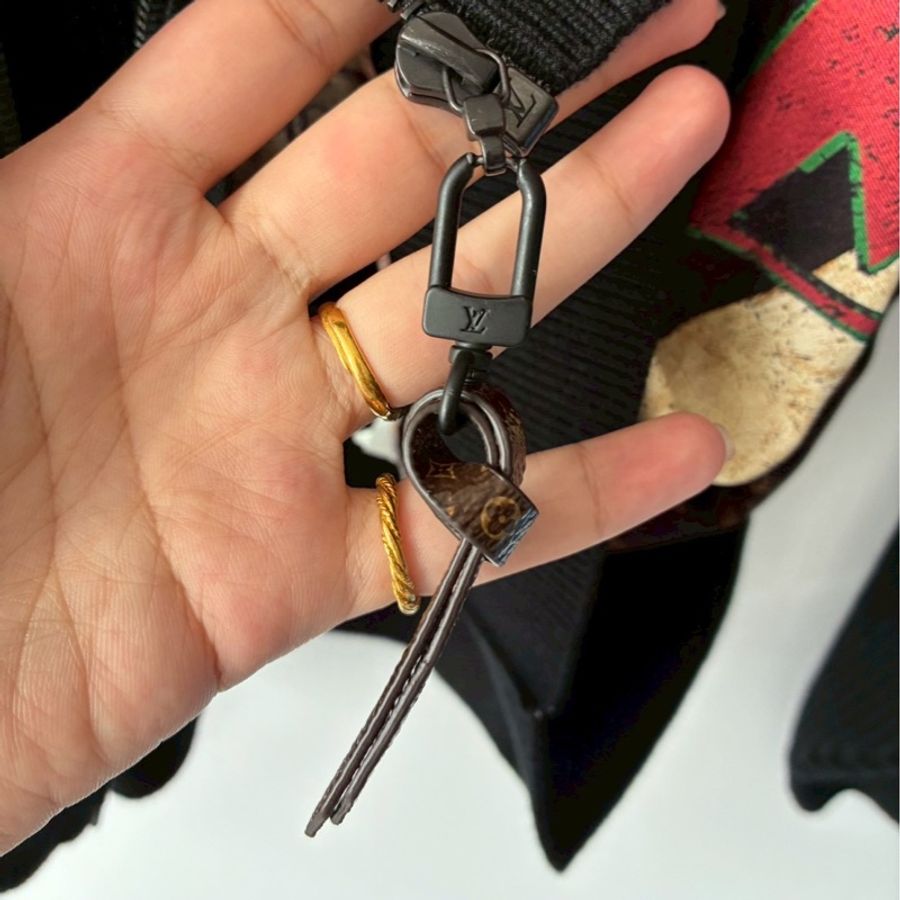 LV 絲質lv行李箱塗鴉拼黑飛行外套🧥xs-20