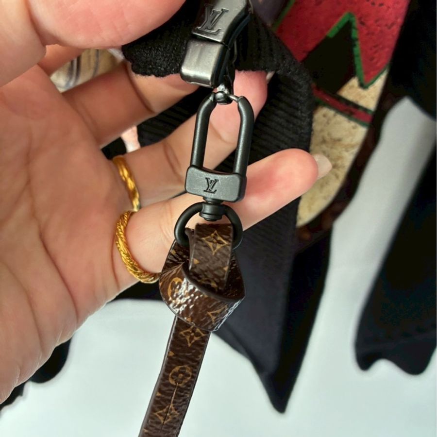 LV 絲質lv行李箱塗鴉拼黑飛行外套🧥xs-21