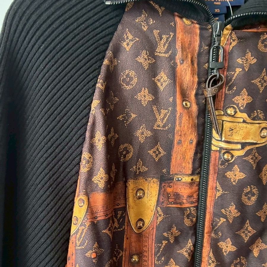 LV 絲質lv行李箱塗鴉拼黑飛行外套🧥xs-23