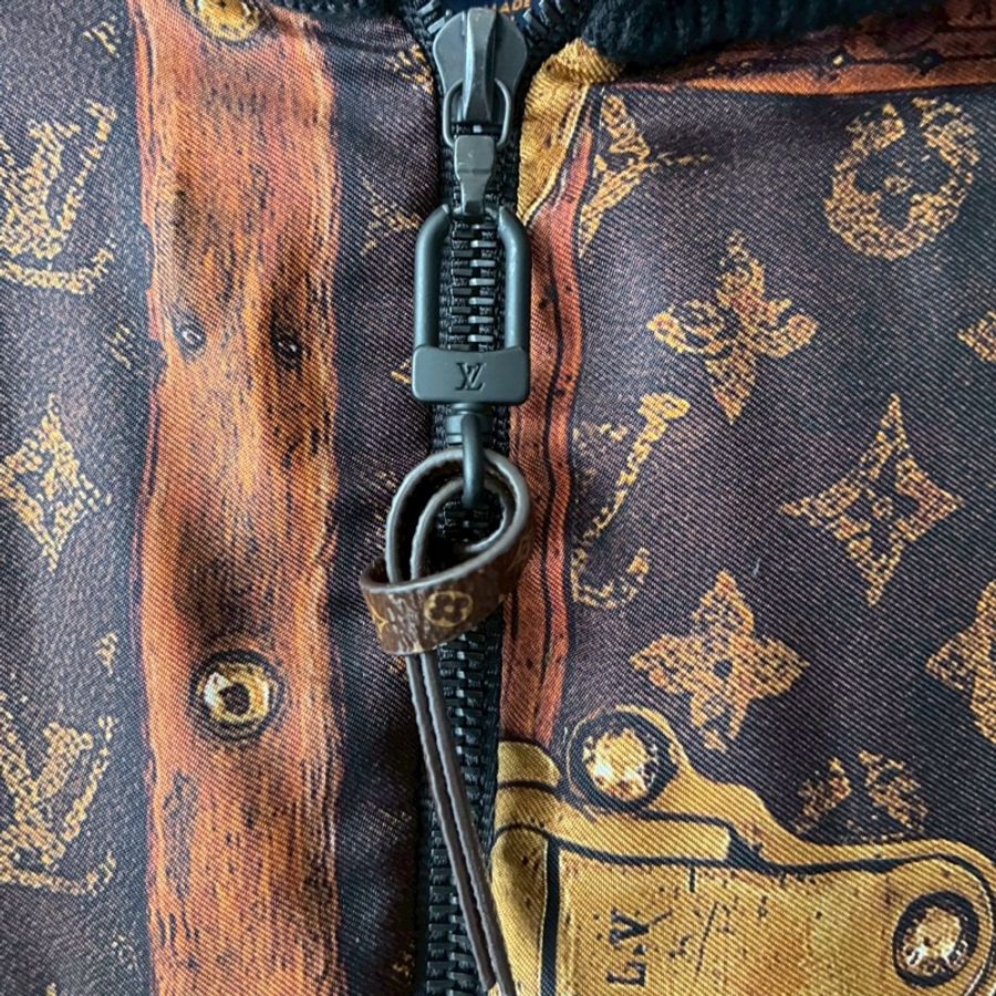 LV 絲質lv行李箱塗鴉拼黑飛行外套🧥xs-24