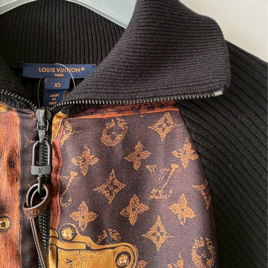 LV 絲質lv行李箱塗鴉拼黑飛行外套🧥xs-25