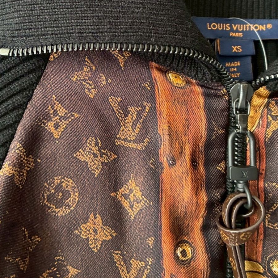 LV 絲質lv行李箱塗鴉拼黑飛行外套🧥xs-26