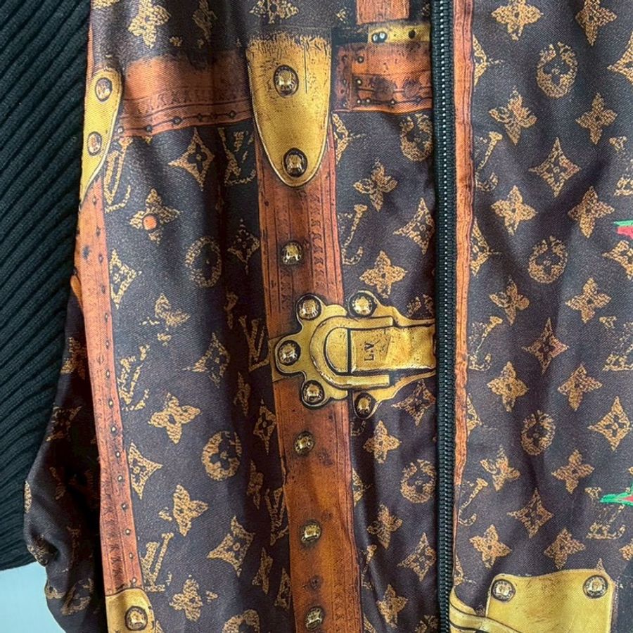 LV 絲質lv行李箱塗鴉拼黑飛行外套🧥xs-29