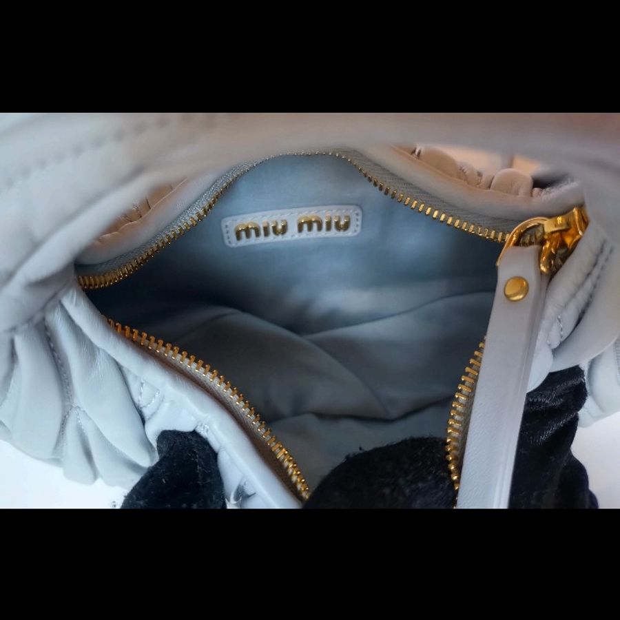 miumiu 淺藍色皺皺皮革mini 彎月包 wander-13
