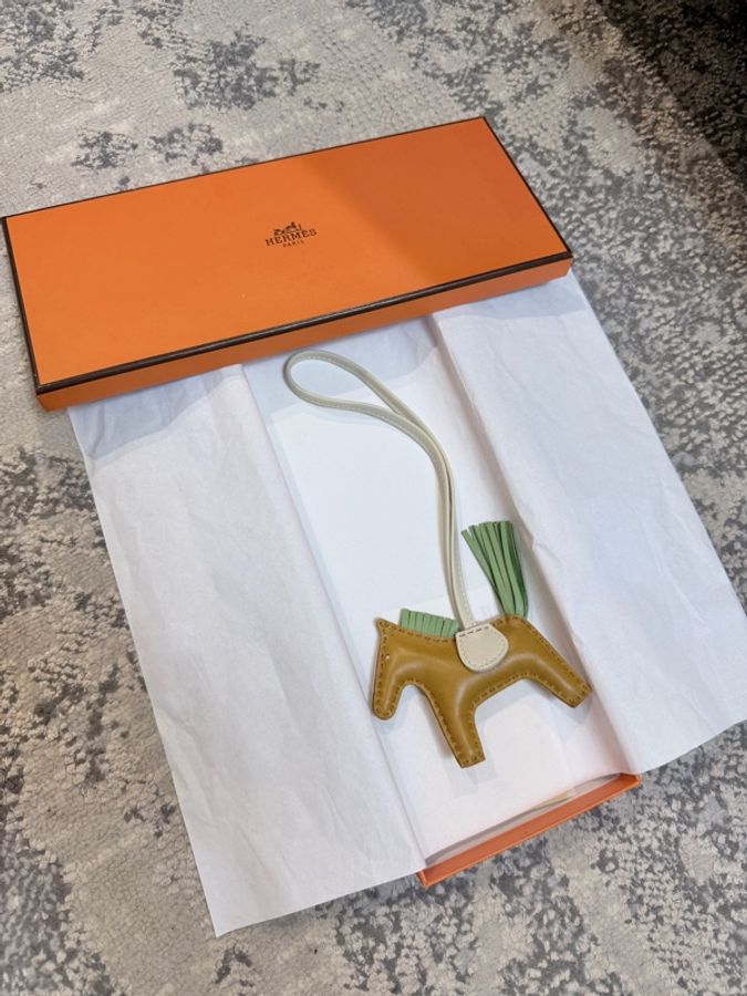 近全新!愛馬仕小馬掛件 贈禮自用兩相宜-1