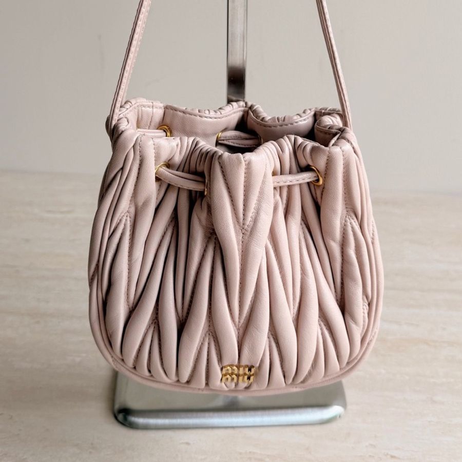 Miu Miu 繆繆粉色羊皮褶皺抽繩水桶包 底長16cm-0