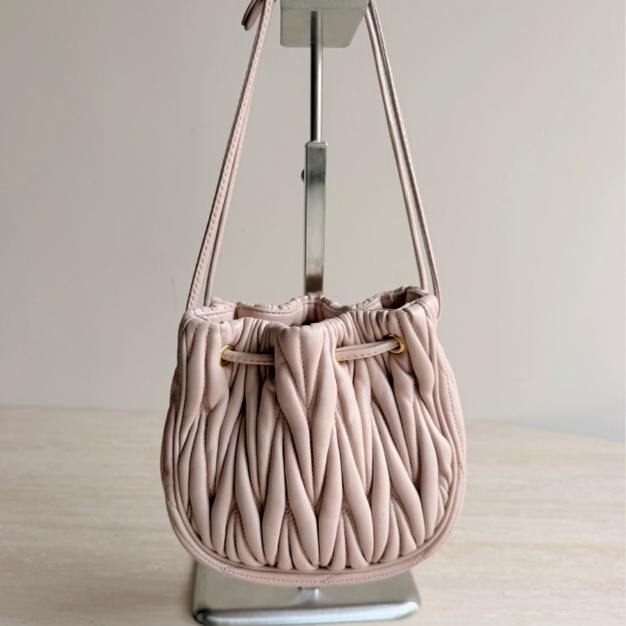 Miu Miu 繆繆粉色羊皮褶皺抽繩水桶包 底長16cm-1