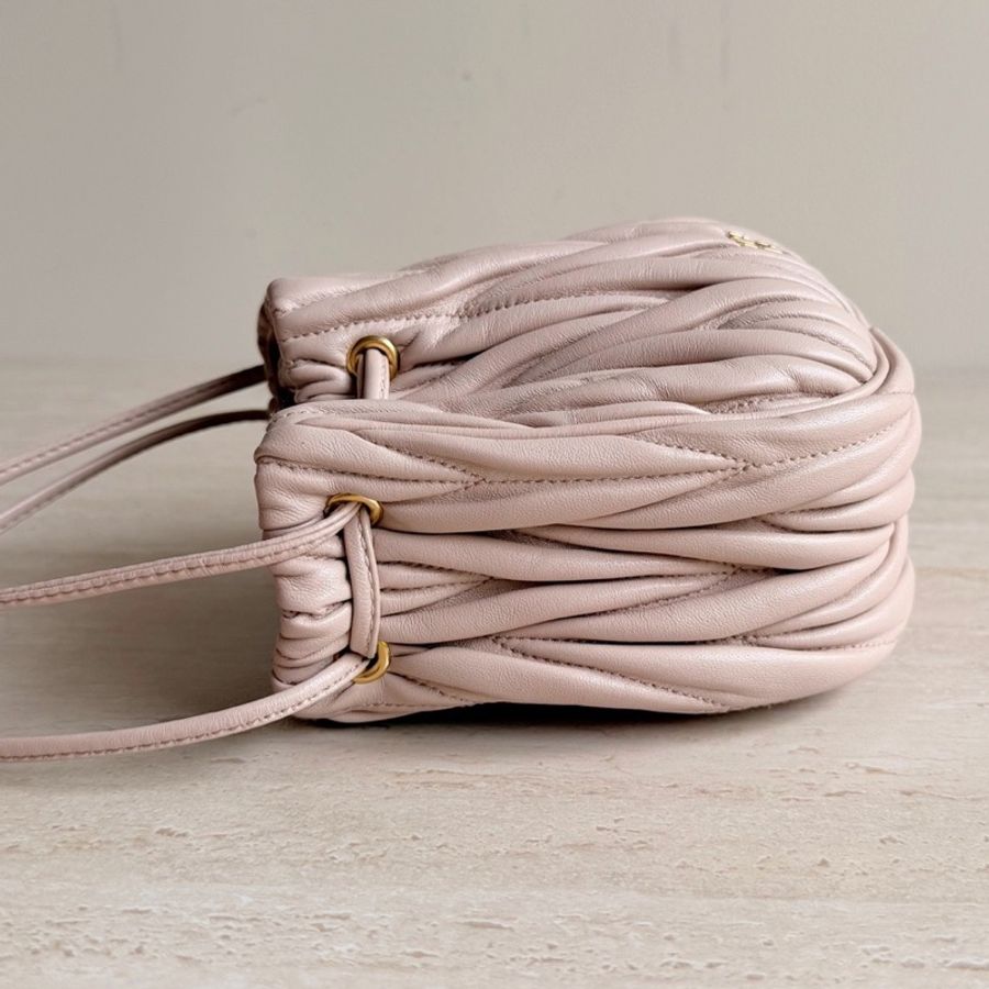 Miu Miu 繆繆粉色羊皮褶皺抽繩水桶包 底長16cm-2