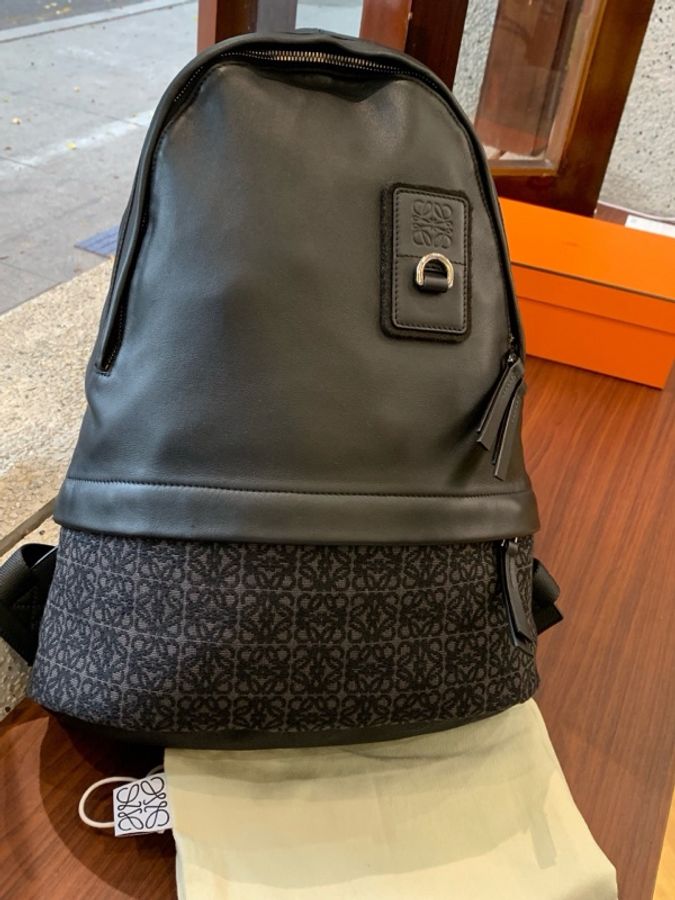 LOEWE羅意威 Round Slim系列 D形環貼片壓紋 提花配小牛皮 背包雙肩包 男款 黑色33*14*41cm 配件 防塵袋-0