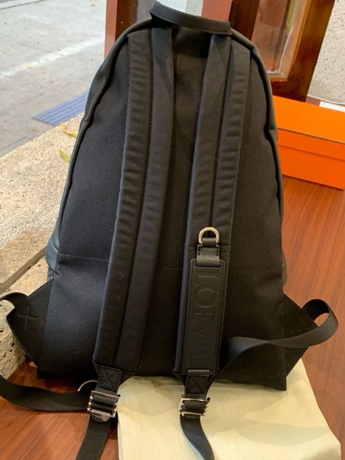 LOEWE羅意威 Round Slim系列 D形環貼片壓紋 提花配小牛皮 背包雙肩包 男款 黑色33*14*41cm 配件 防塵袋-1