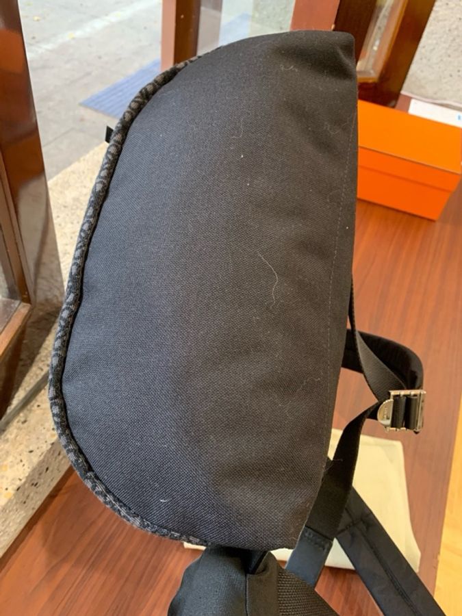 LOEWE羅意威 Round Slim系列 D形環貼片壓紋 提花配小牛皮 背包雙肩包 男款 黑色33*14*41cm 配件 防塵袋-4