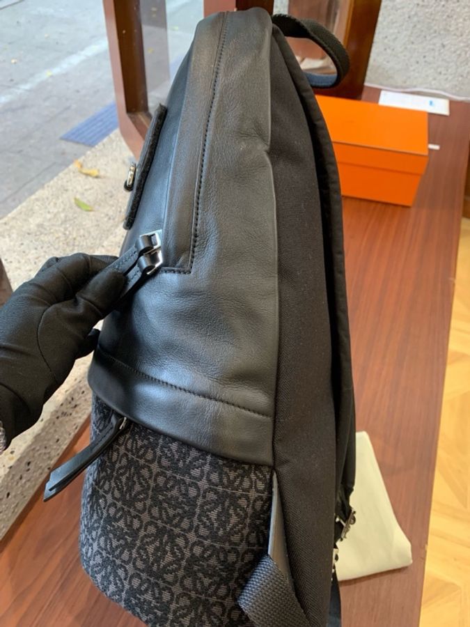 LOEWE羅意威 Round Slim系列 D形環貼片壓紋 提花配小牛皮 背包雙肩包 男款 黑色33*14*41cm 配件 防塵袋-8