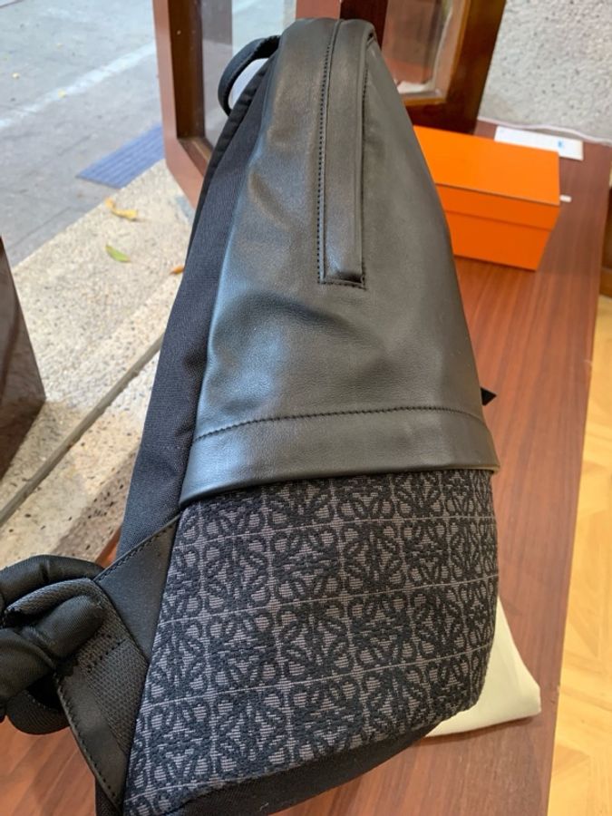 LOEWE羅意威 Round Slim系列 D形環貼片壓紋 提花配小牛皮 背包雙肩包 男款 黑色33*14*41cm 配件 防塵袋-9