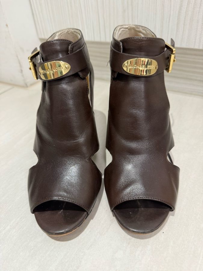 Michael Kors 深咖啡真皮鏤空高跟踝靴|金色Logo扣環|魚口高跟鞋-0