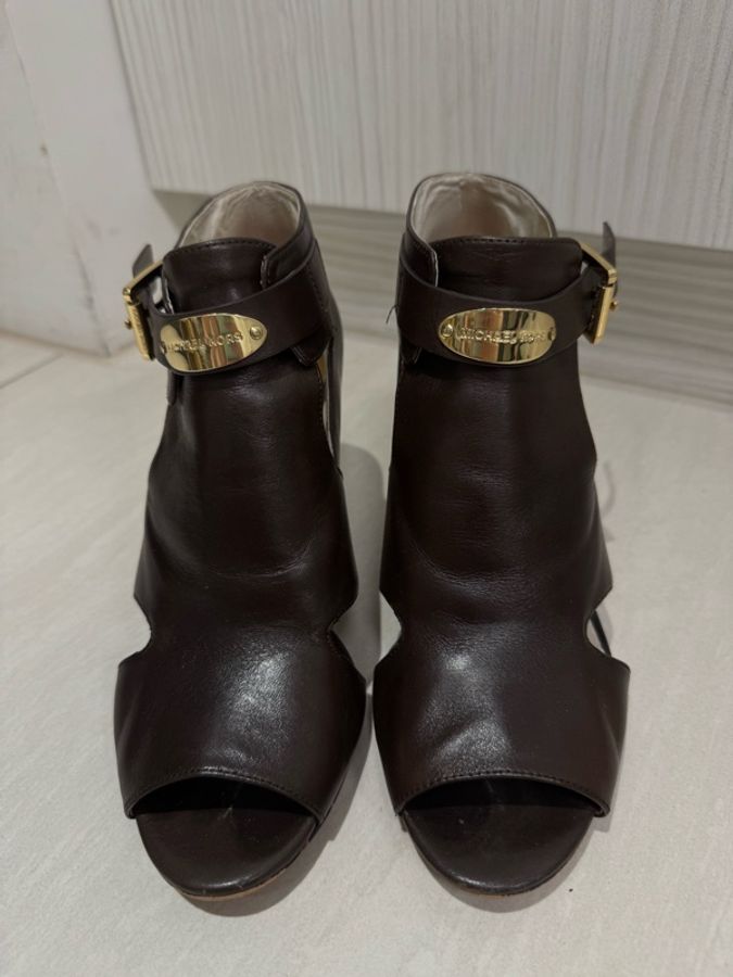 Michael Kors 深咖啡真皮鏤空高跟踝靴|金色Logo扣環|魚口高跟鞋-1