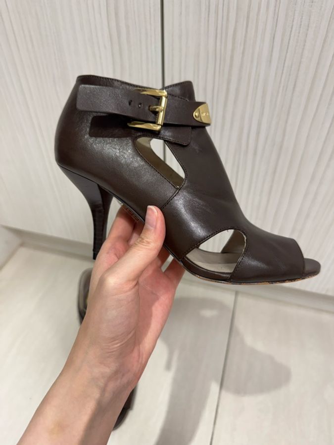 Michael Kors 深咖啡真皮鏤空高跟踝靴|金色Logo扣環|魚口高跟鞋-3