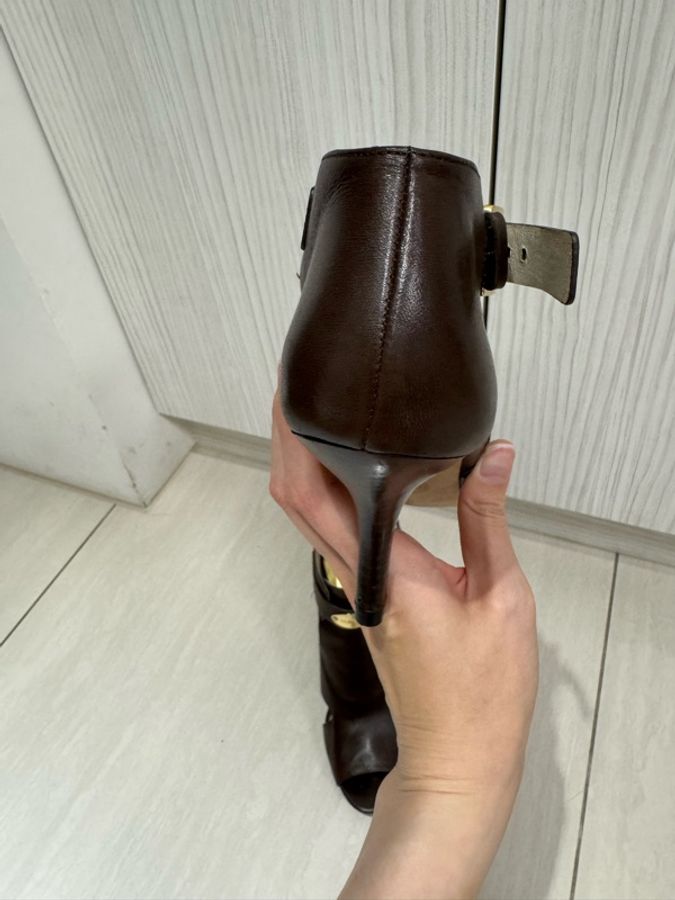 Michael Kors 深咖啡真皮鏤空高跟踝靴|金色Logo扣環|魚口高跟鞋-4