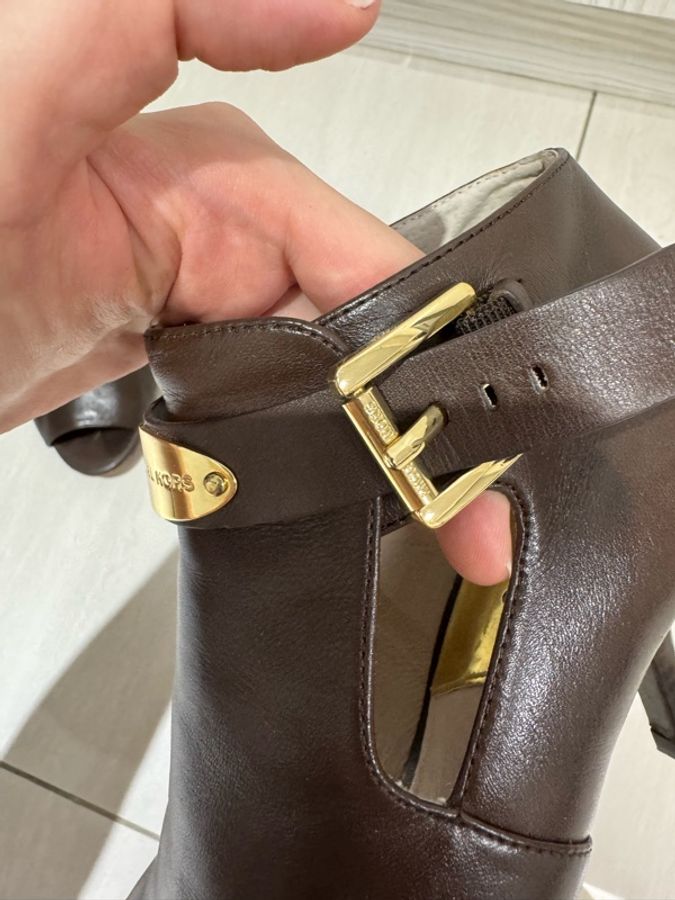 Michael Kors 深咖啡真皮鏤空高跟踝靴|金色Logo扣環|魚口高跟鞋-5