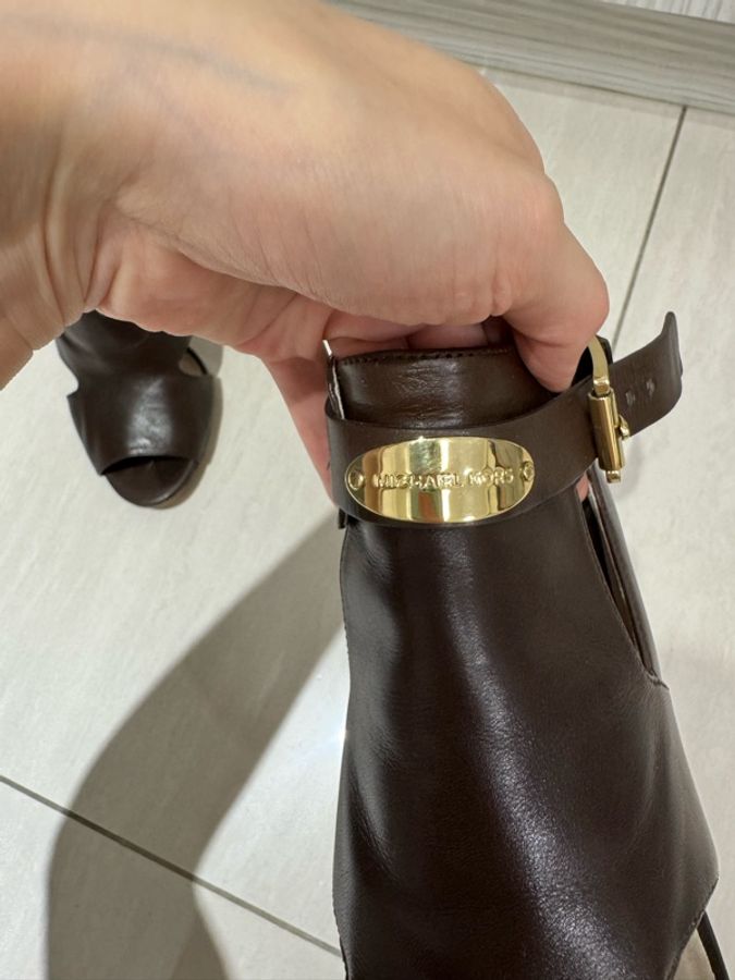 Michael Kors 深咖啡真皮鏤空高跟踝靴|金色Logo扣環|魚口高跟鞋-6