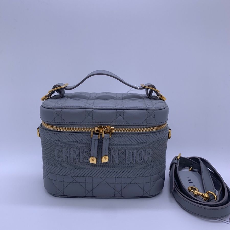 Dior Travel Vanity化妝盒包 霧霾藍 羊皮藤格紋 金色拉鍊 配可拆卸肩帶 手提斜挎都可以 容量實用-0