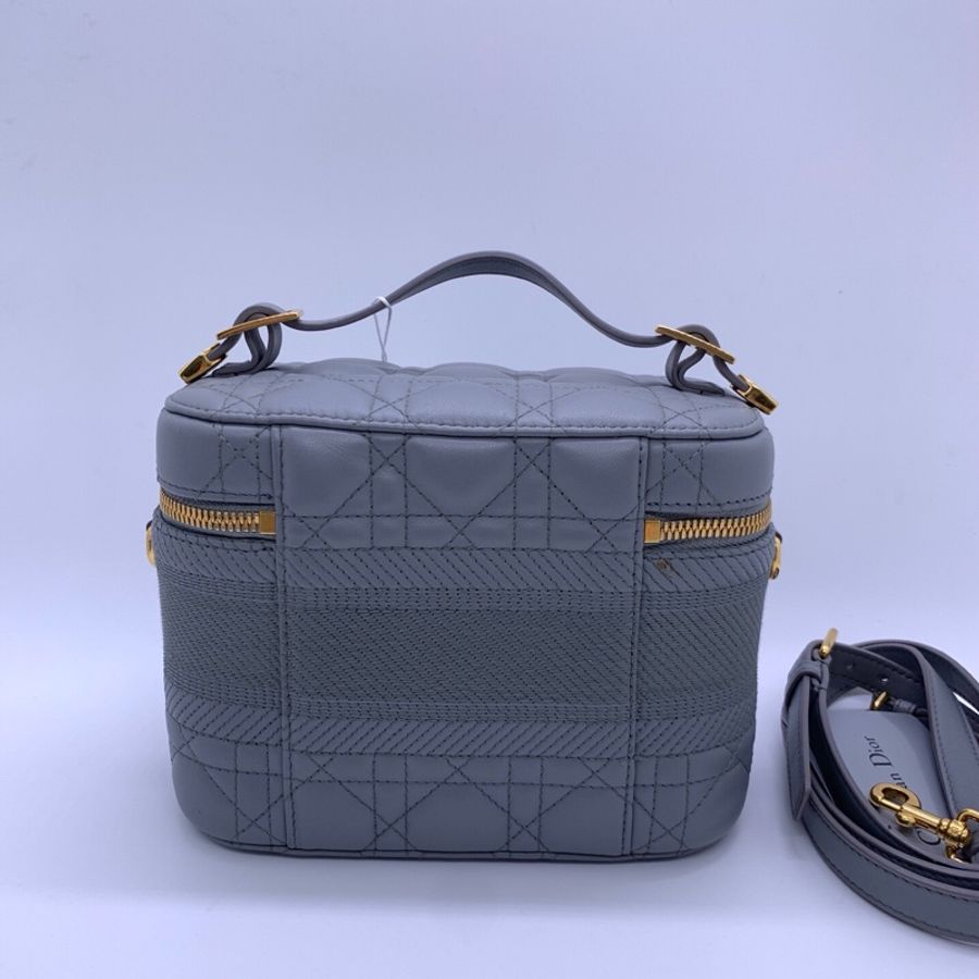 Dior Travel Vanity化妝盒包 霧霾藍 羊皮藤格紋 金色拉鍊 配可拆卸肩帶 手提斜挎都可以 容量實用-1