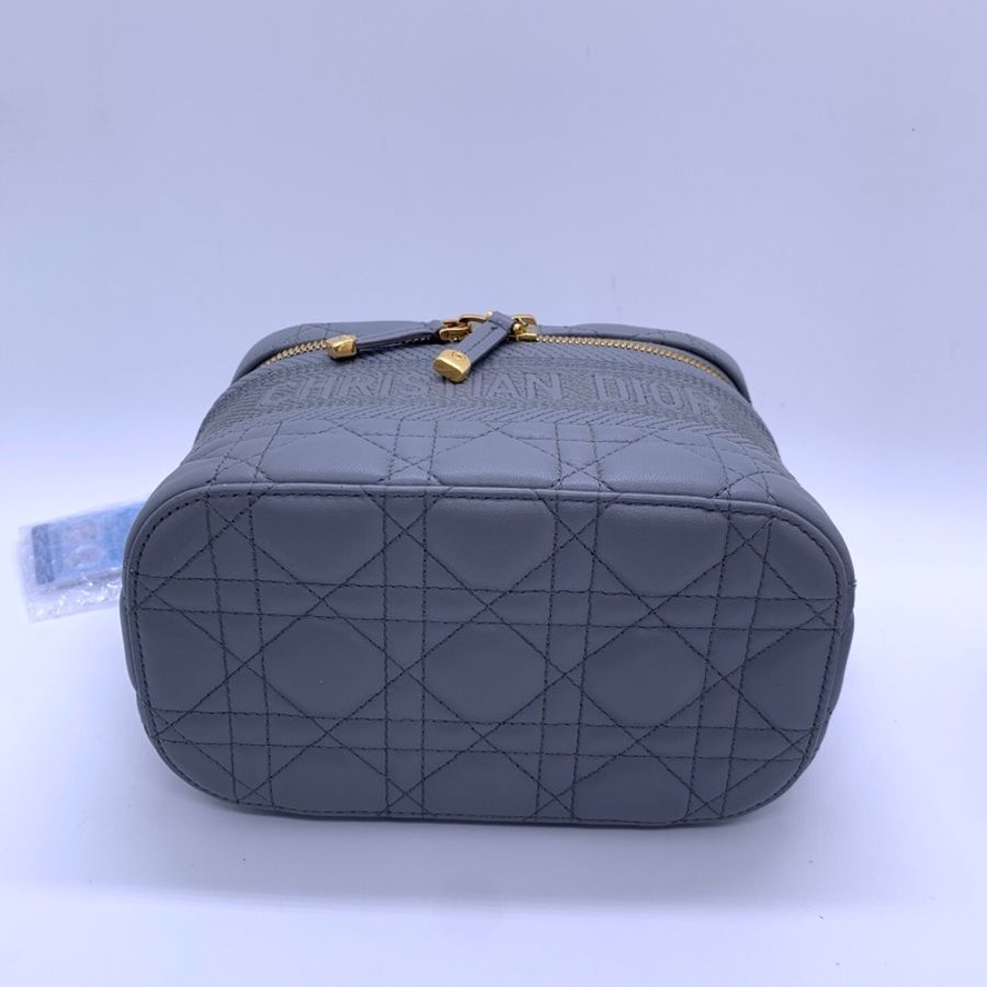 Dior Travel Vanity化妝盒包 霧霾藍 羊皮藤格紋 金色拉鍊 配可拆卸肩帶 手提斜挎都可以 容量實用-4