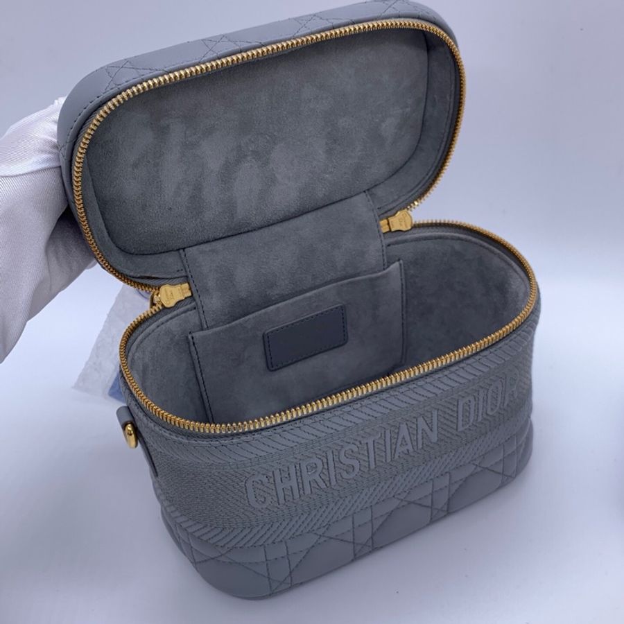 Dior Travel Vanity化妝盒包 霧霾藍 羊皮藤格紋 金色拉鍊 配可拆卸肩帶 手提斜挎都可以 容量實用-5