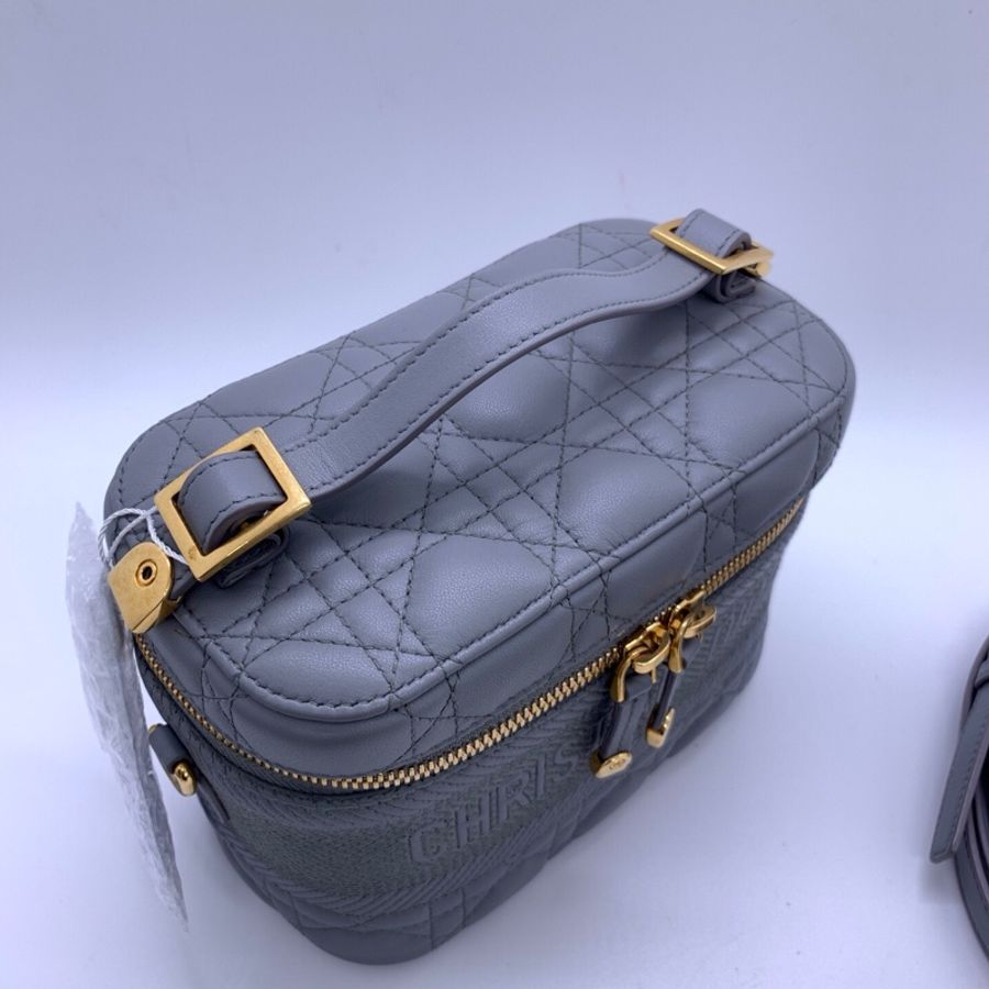 Dior Travel Vanity化妝盒包 霧霾藍 羊皮藤格紋 金色拉鍊 配可拆卸肩帶 手提斜挎都可以 容量實用-7