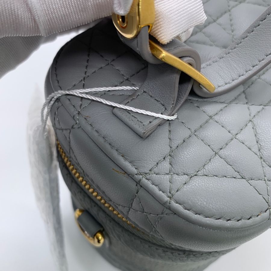 Dior Travel Vanity化妝盒包 霧霾藍 羊皮藤格紋 金色拉鍊 配可拆卸肩帶 手提斜挎都可以 容量實用-10