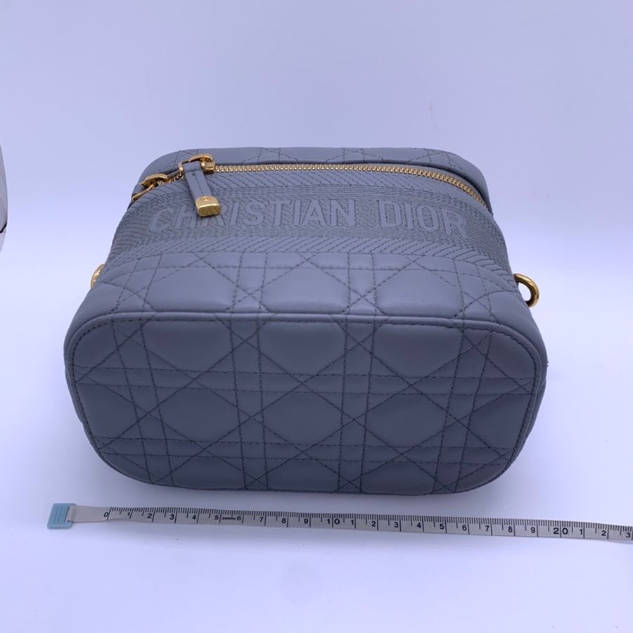 Dior Travel Vanity化妝盒包 霧霾藍 羊皮藤格紋 金色拉鍊 配可拆卸肩帶 手提斜挎都可以 容量實用-13