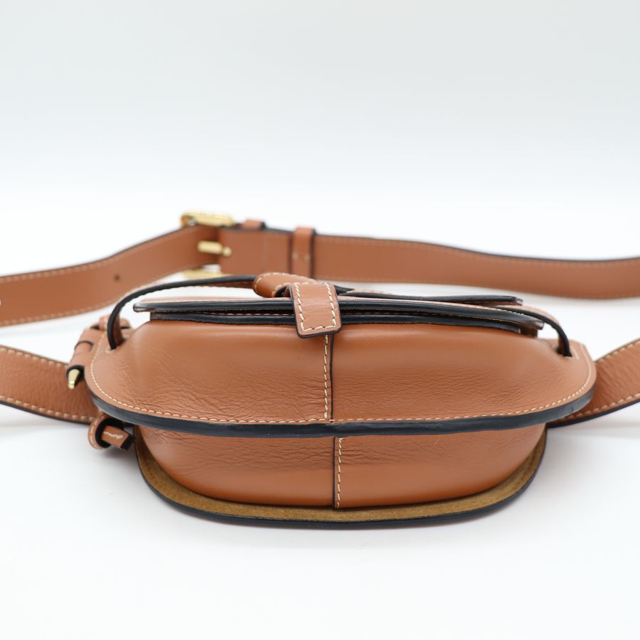 Loewe Gate mini 焦糖棕 柔軟小牛皮馬鞍包 斜背包-5