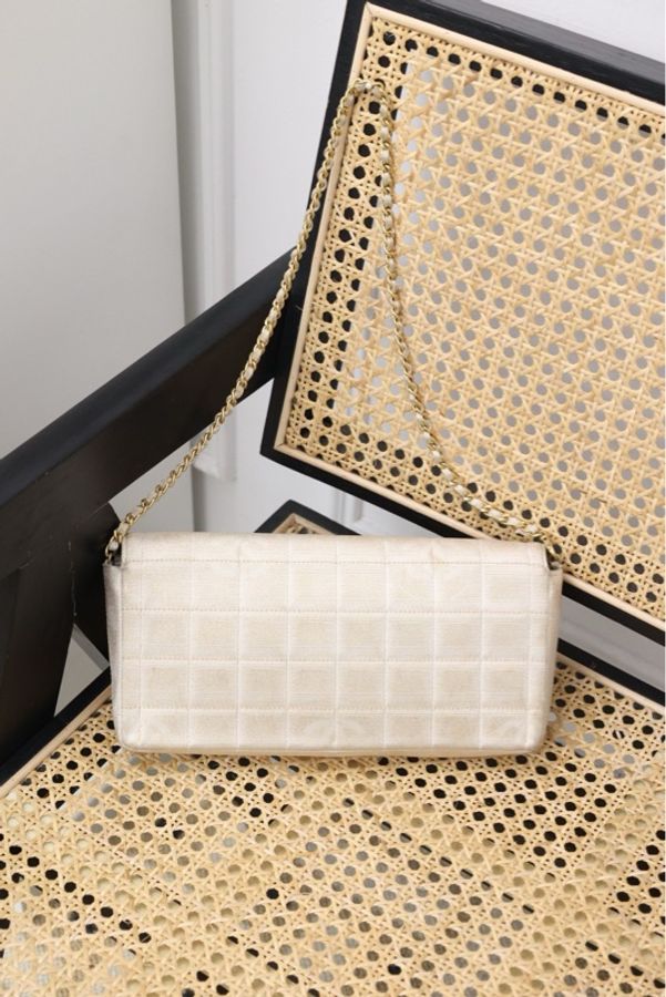 Chanel 6开香槟金缎面冰格法棍包腋下包单肩包-3