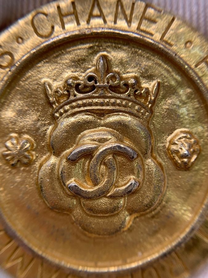 香奈兒chanel新款方胖子白色金扣荔枝皮鏈條包 2021秋冬高級手工坊系列 金幣 錢幣吊墜➕個性肩帶 實在太酷了 很久沒出的荔枝皮方胖子 尺寸:19.15.7,芯片款-12