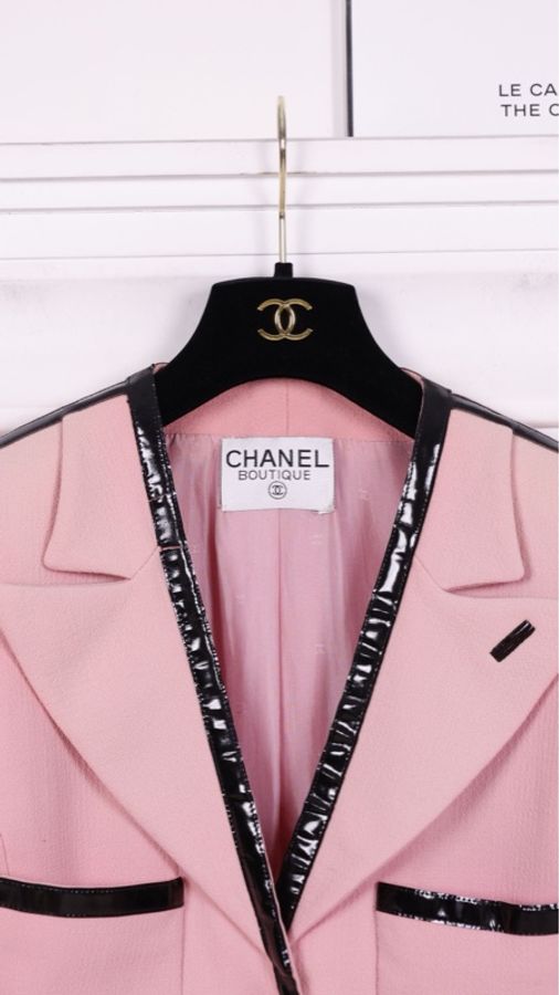 Chanel 91年粉黑漆皮滚边山茶花扣四口袋外套半裙套装-25