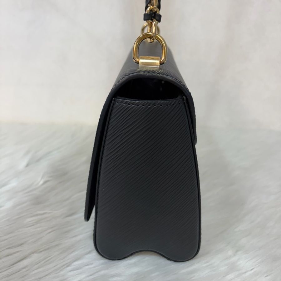 LV M57517 黑牛皮 水波紋 EPI 金鍊 黑啞光金邊 Twist MM 斜背包 掀蓋包-3