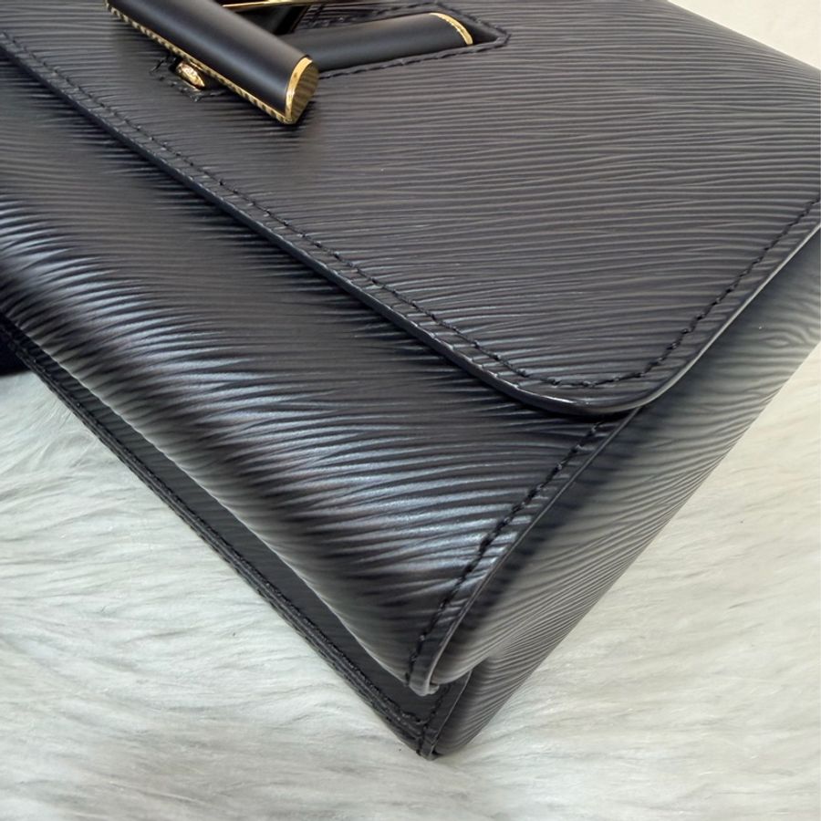 LV M57517 黑牛皮 水波紋 EPI 金鍊 黑啞光金邊 Twist MM 斜背包 掀蓋包-8