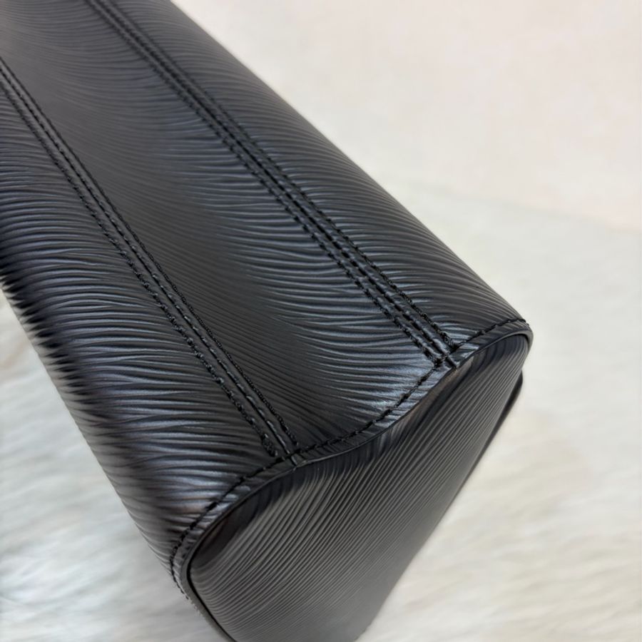 LV M57517 黑牛皮 水波紋 EPI 金鍊 黑啞光金邊 Twist MM 斜背包 掀蓋包-9
