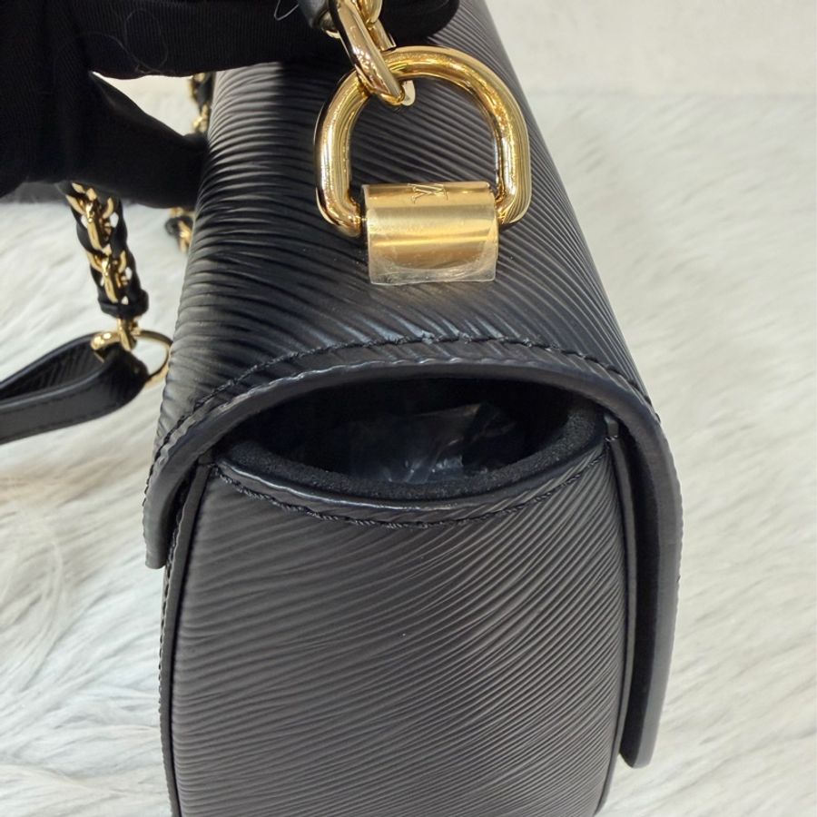 LV M57517 黑牛皮 水波紋 EPI 金鍊 黑啞光金邊 Twist MM 斜背包 掀蓋包-12