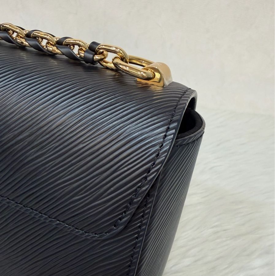 LV M57517 黑牛皮 水波紋 EPI 金鍊 黑啞光金邊 Twist MM 斜背包 掀蓋包-13