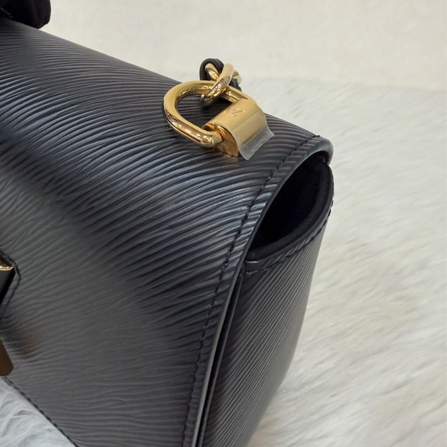 LV M57517 黑牛皮 水波紋 EPI 金鍊 黑啞光金邊 Twist MM 斜背包 掀蓋包-14