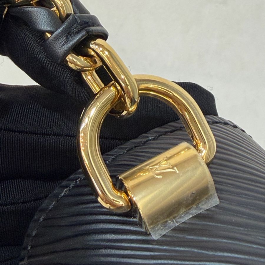 LV M57517 黑牛皮 水波紋 EPI 金鍊 黑啞光金邊 Twist MM 斜背包 掀蓋包-17